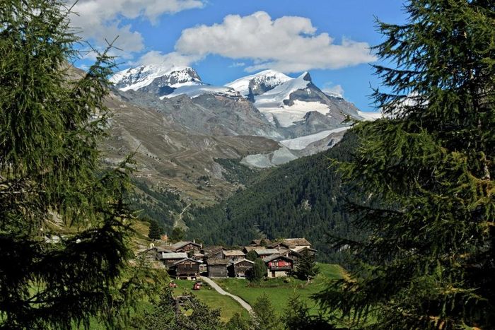 Những ngôi làng Zmutt giúp Zermatt trở thành một địa điểm đẹp như tranh vẽ để leo núi, trượt tuyết và đi bộ đường dài ở chân núi Matterhorn. Ảnh: GFC Collection.