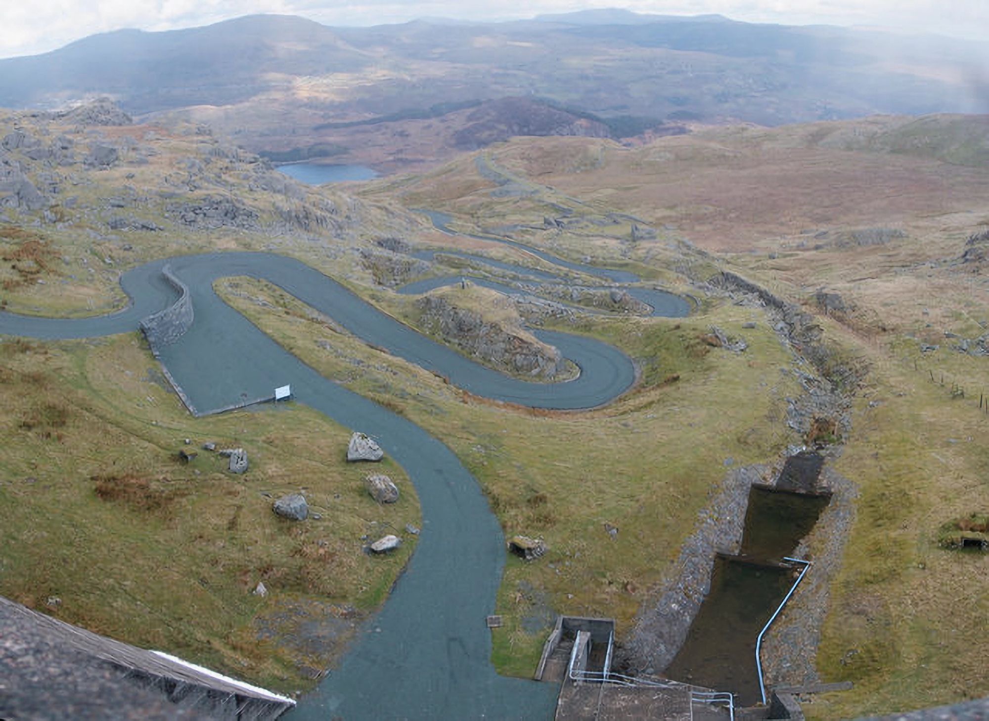 Looking down the hairpins from Stwlan Dam. Photo: Barry Hunter//CC BY-SA 2.0