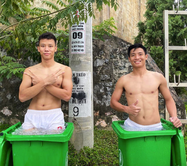 cau thu bong da ngam chan trong nuoc da lanh