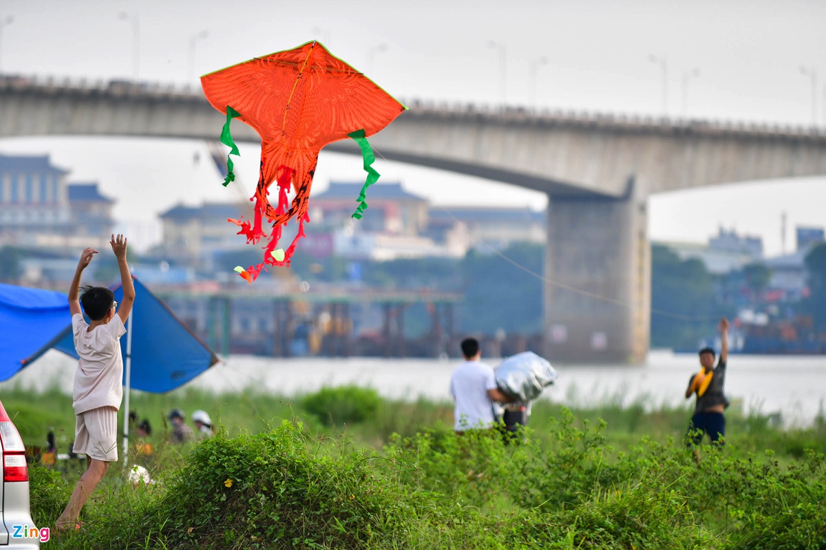 hang-tram-nguoi-dung-leu-cam-trai-cuoi-tuan-ben-bo-song-hong-wetrekvn