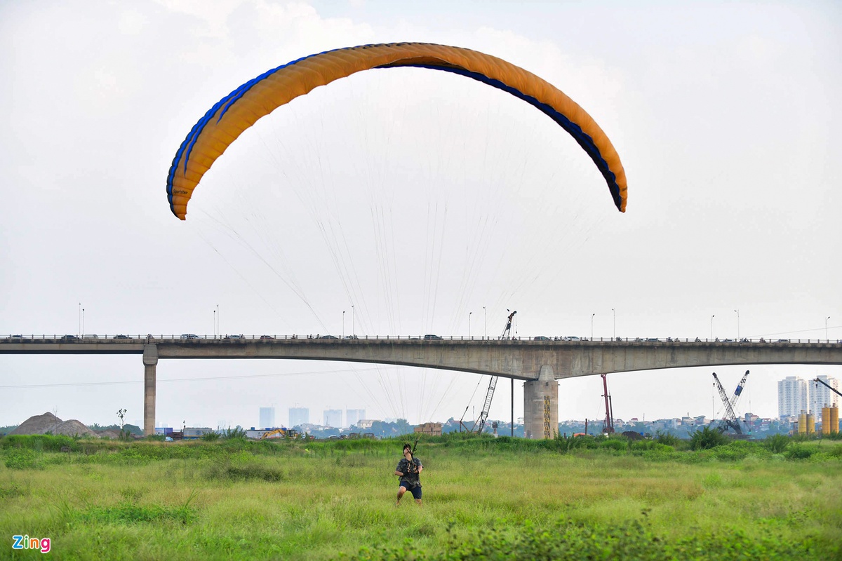 hang-tram-nguoi-dung-leu-cam-trai-cuoi-tuan-ben-bo-song-hong-wetrekvn