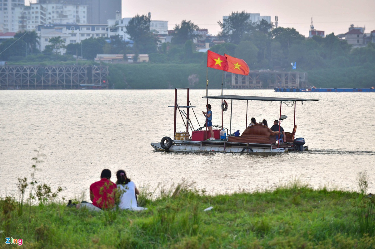 hang-tram-nguoi-dung-leu-cam-trai-cuoi-tuan-ben-bo-song-hong-wetrekvn