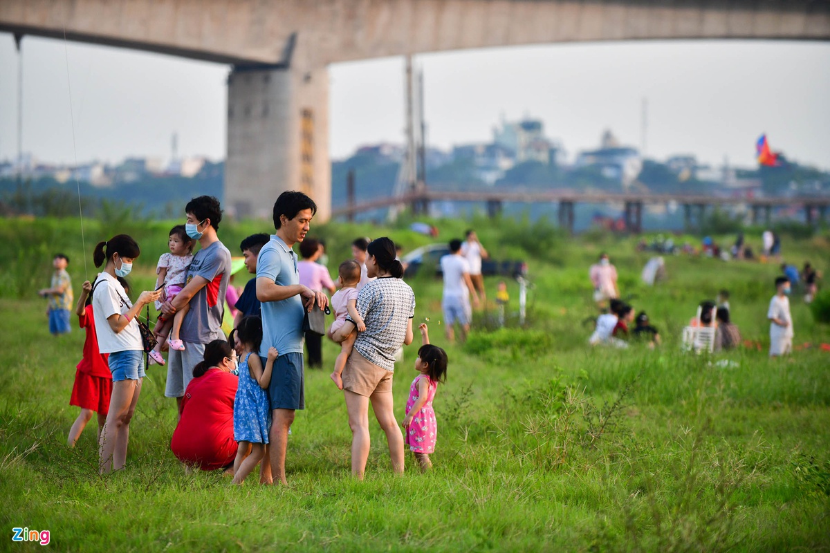 hang-tram-nguoi-dung-leu-cam-trai-cuoi-tuan-ben-bo-song-hong-wetrekvn