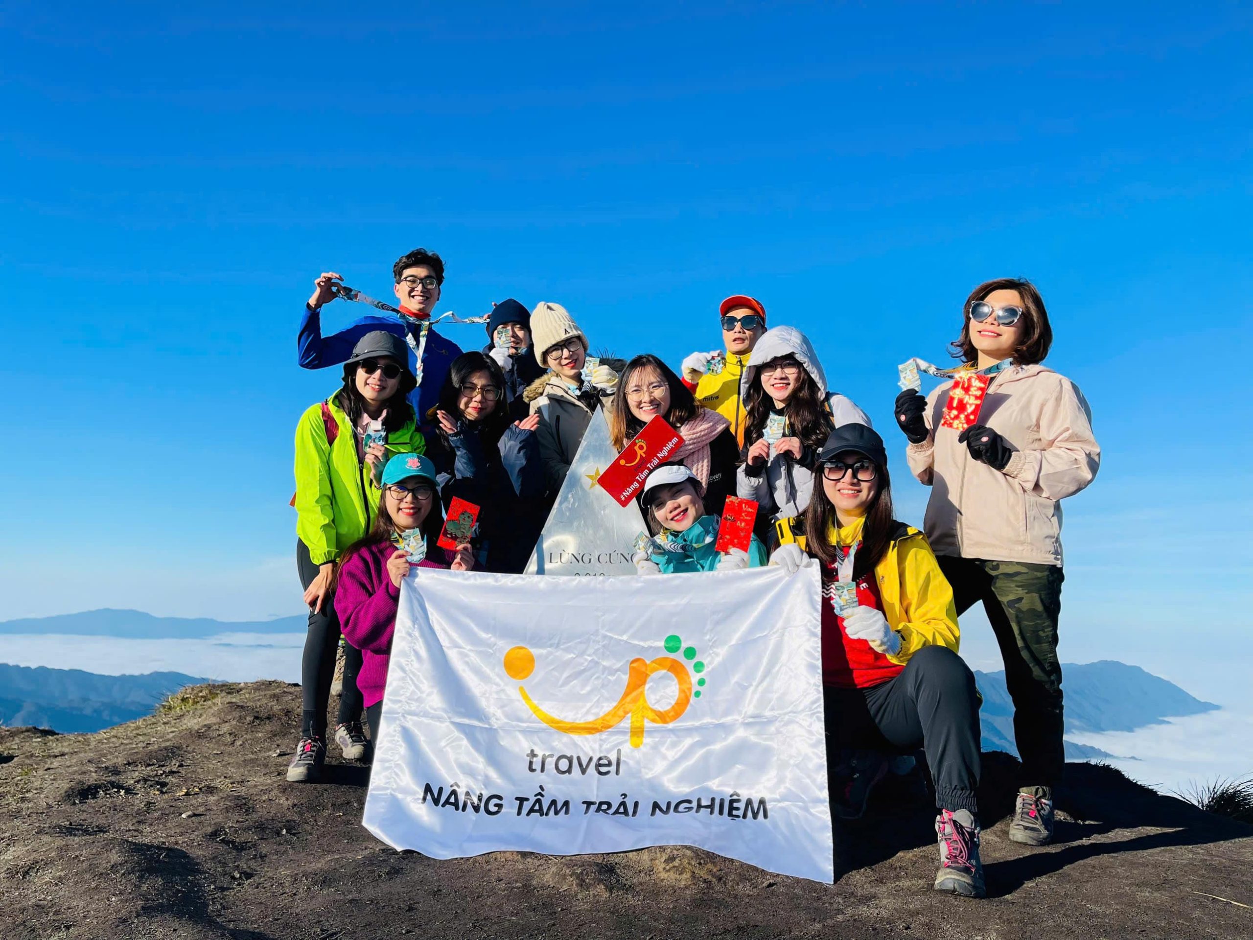 REVIEW TOUR TREKKING LÙNG CÚNG 2N3Đ: SĂN MÂY, NGẮM LÁ PHONG 2913M