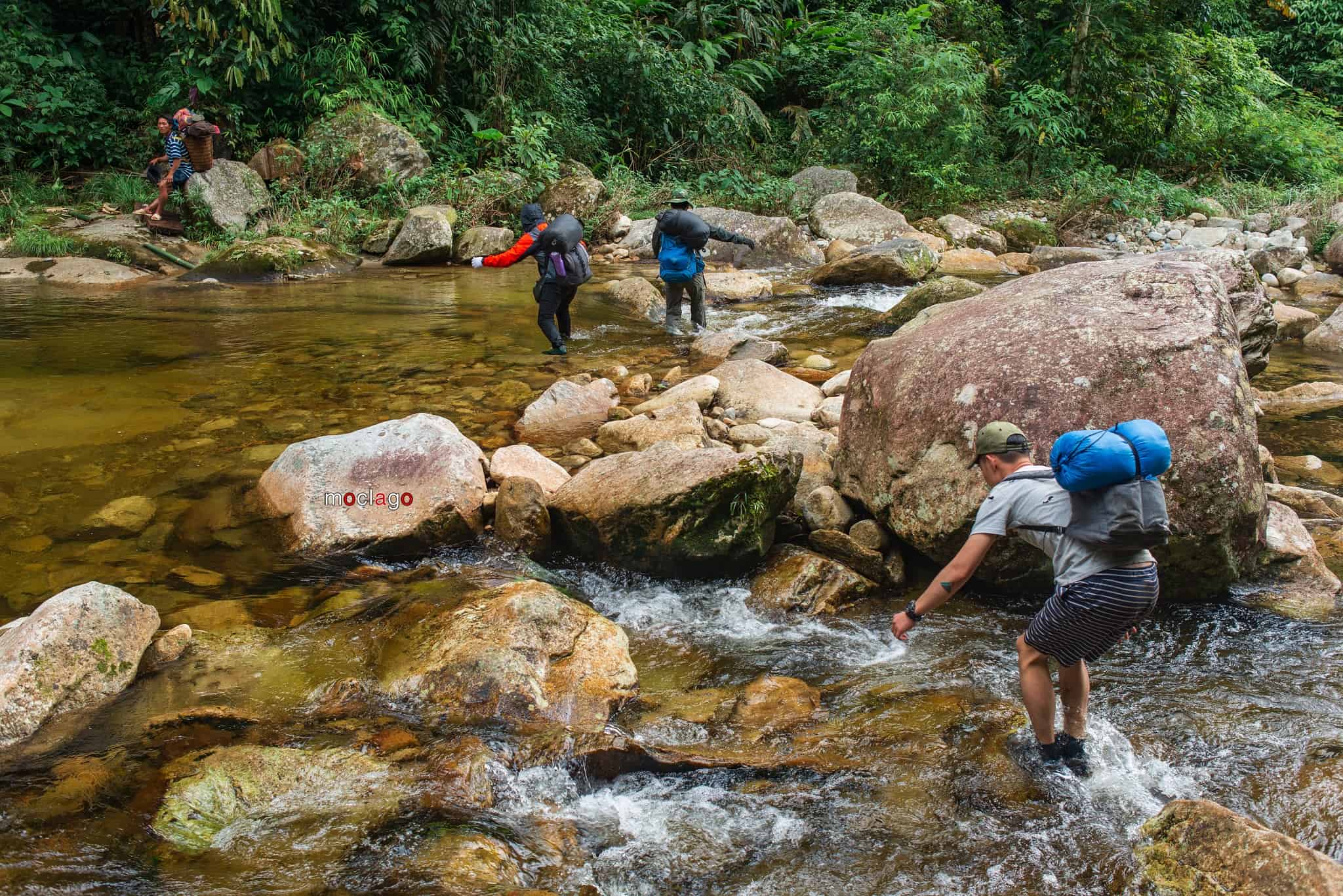 Cung trekking Pờ Ma Lung cùng TravelUp với những con suối với tảng đá to